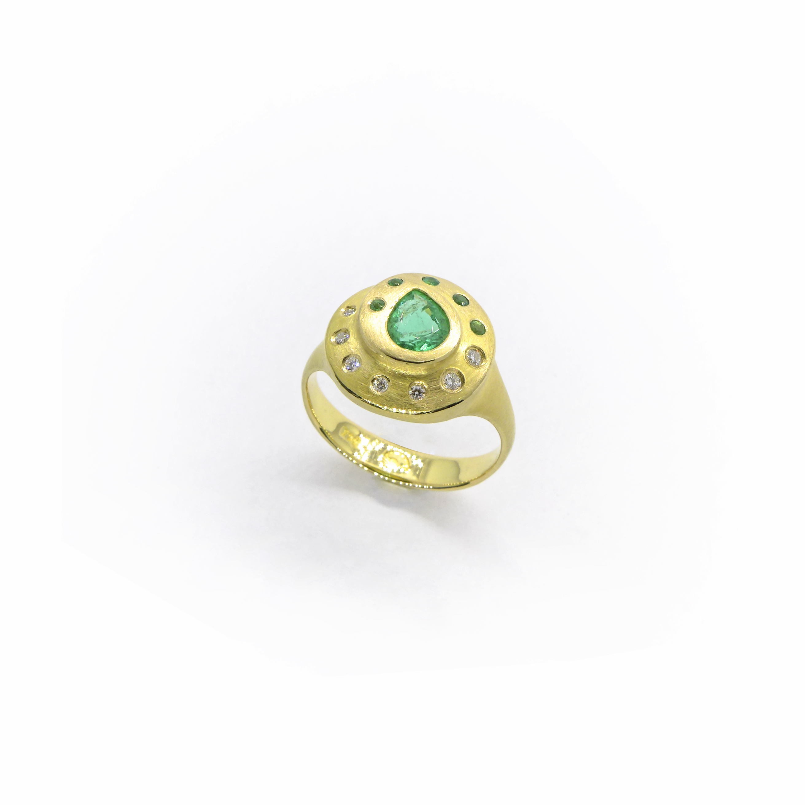 yellow golden ring, spiral-shaped, with a big pear-shaped smaragd,five smaller smaragds and seven diamonds around