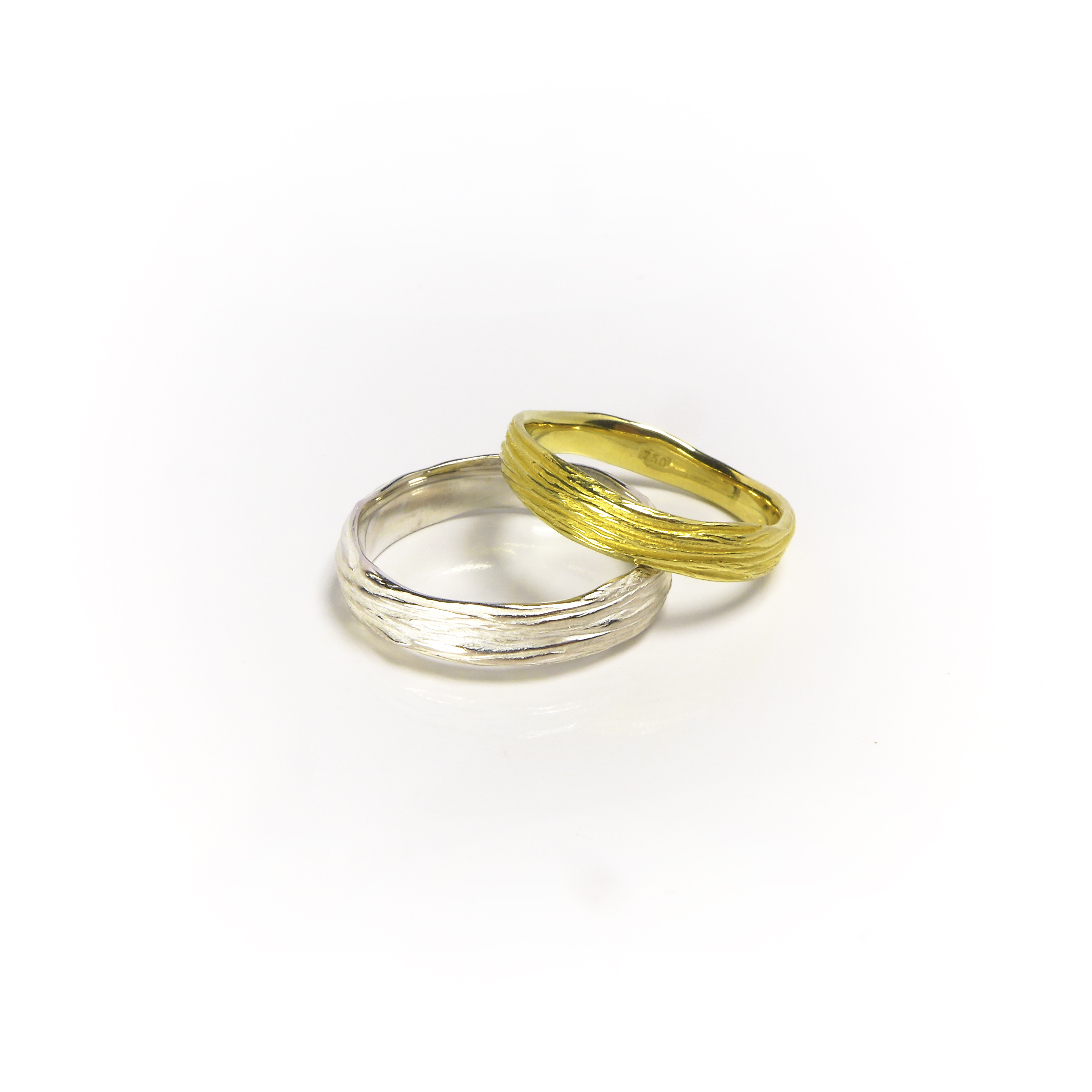 wedding rings with a lined structure in yellow gold and silver